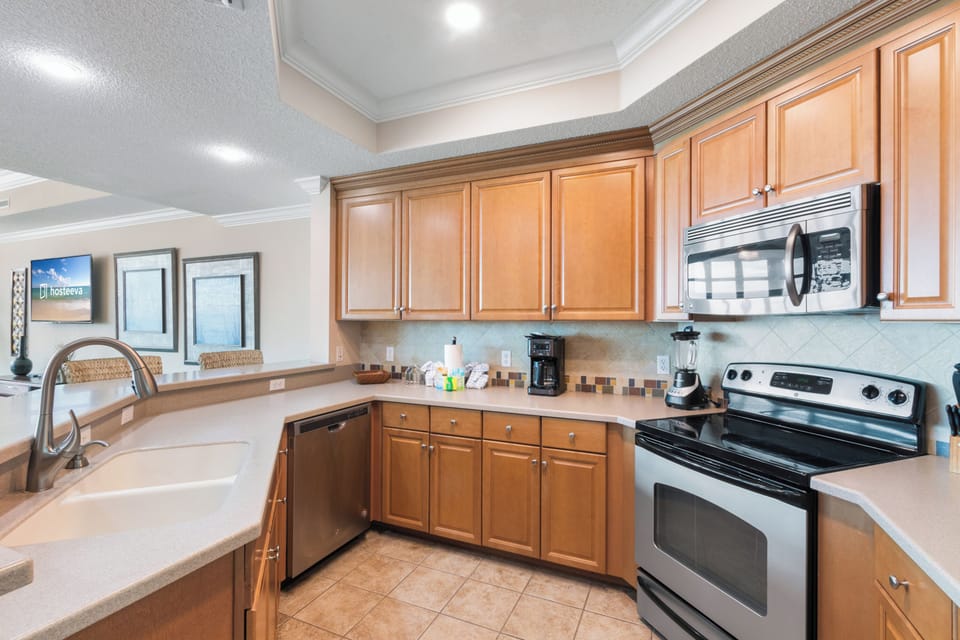 Signature Condo, 3 Bedrooms, Kitchen, Beach View | Private kitchen | Fridge, microwave, oven, stovetop