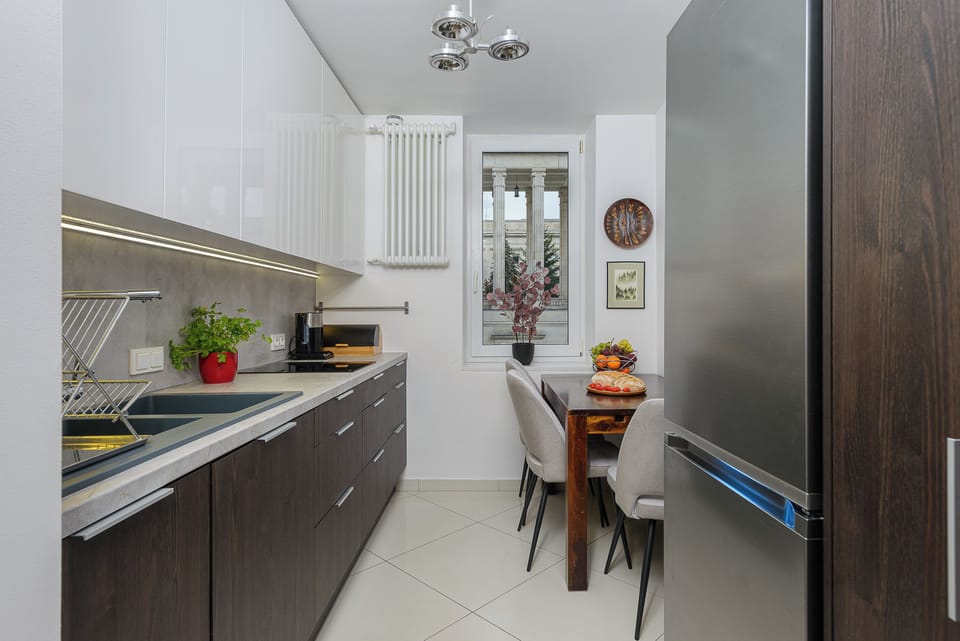 Deluxe Apartment, Balcony, Courtyard View | Private kitchen | Fridge, microwave, oven, stovetop