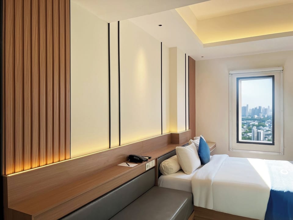 Urban Superior | Desk, free WiFi, bed sheets