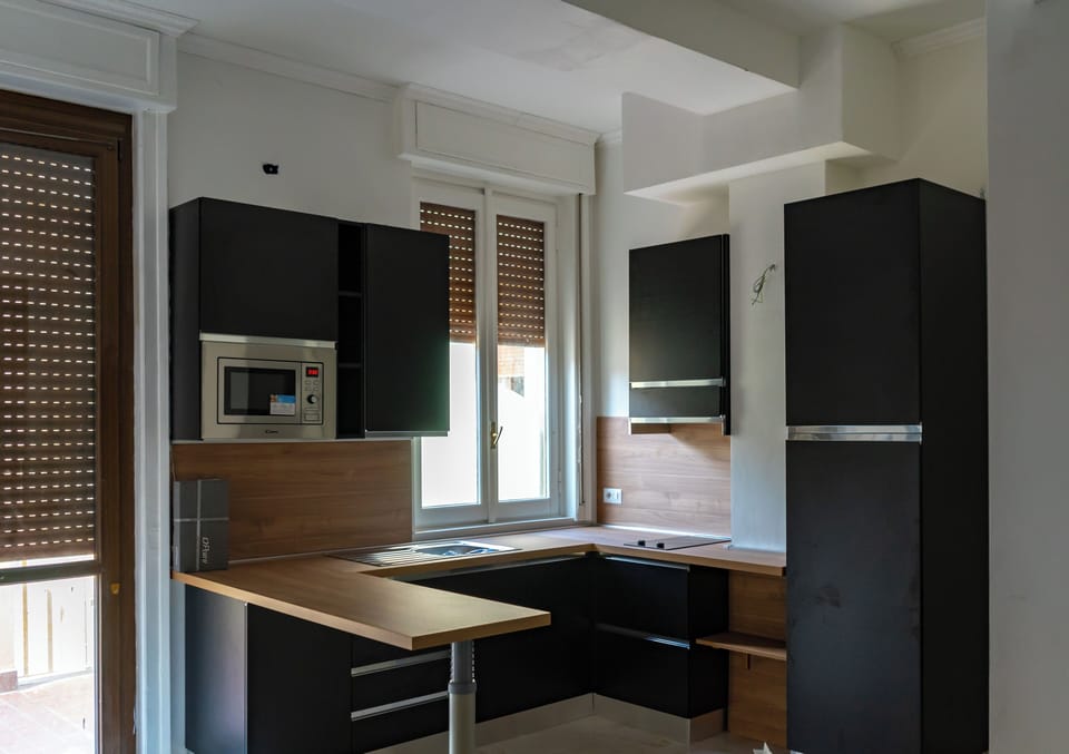 Deluxe Studio, Courtyard View | Private kitchen | Electric kettle