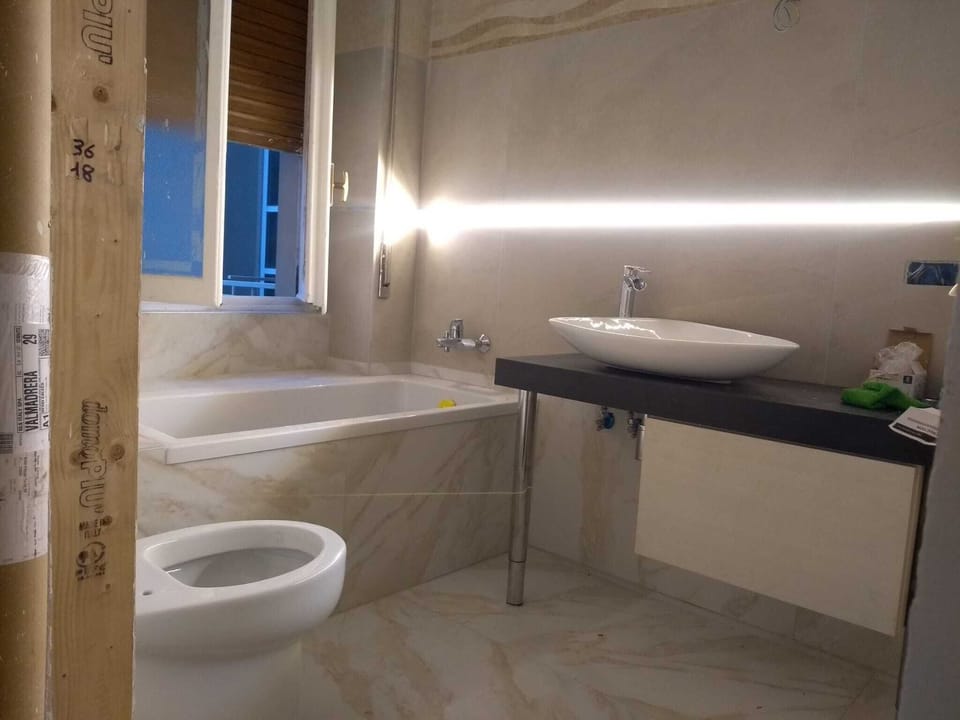 Deluxe Studio, Courtyard View | Bathroom | Slippers, bidet