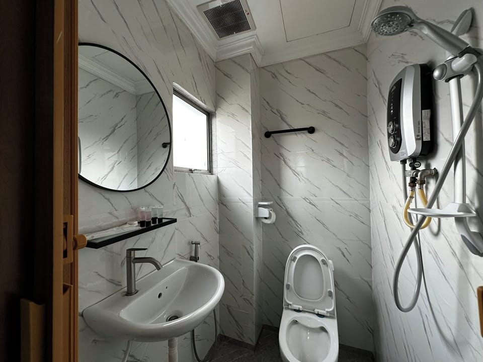 Deluxe Suite, City View | Bathroom | Shower, towels, soap, shampoo