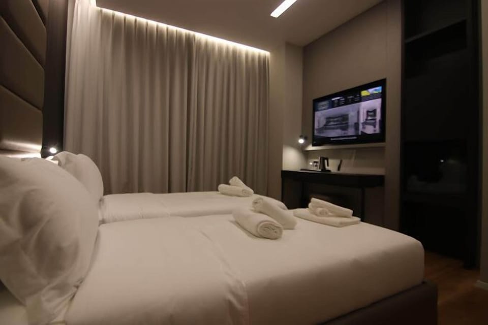 Deluxe Twin Room, City View | Desk, laptop workspace, soundproofing, iron/ironing board