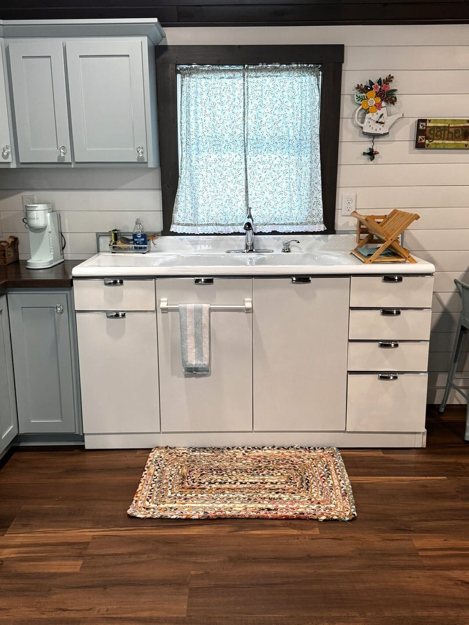 Mid-century sink