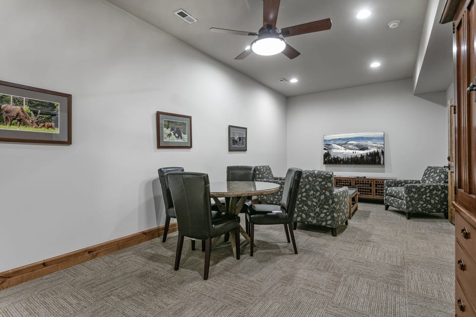 Room, 4 Bedrooms | Dining