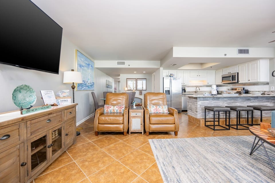 Condo, 3 Bedrooms | Living area