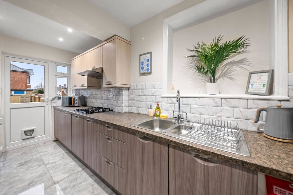 House | Private kitchen | Fridge, microwave, oven, stovetop