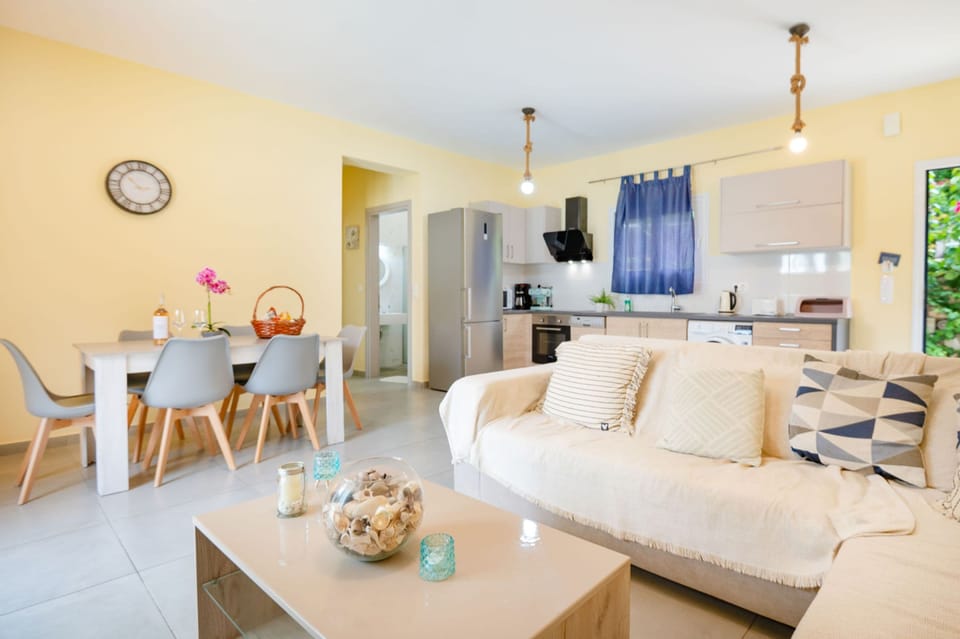 House | 3 bedrooms, desk