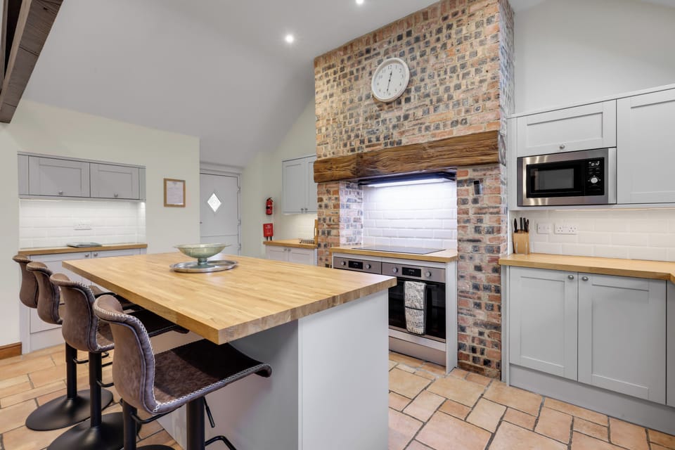 Cottage | Private kitchen | Electric kettle, toaster, highchair, dining table