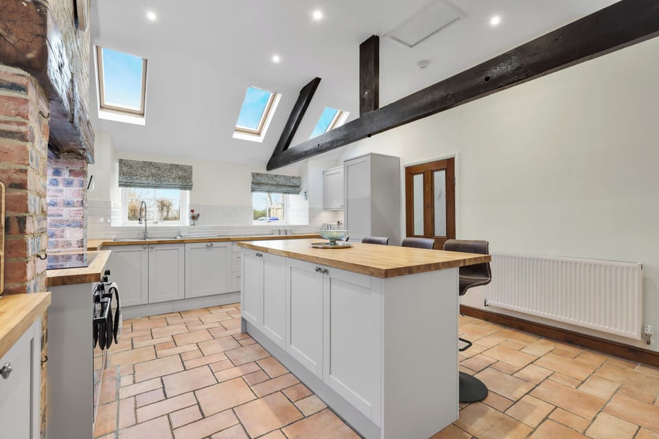 Cottage | Private kitchen | Electric kettle, toaster, highchair, dining table