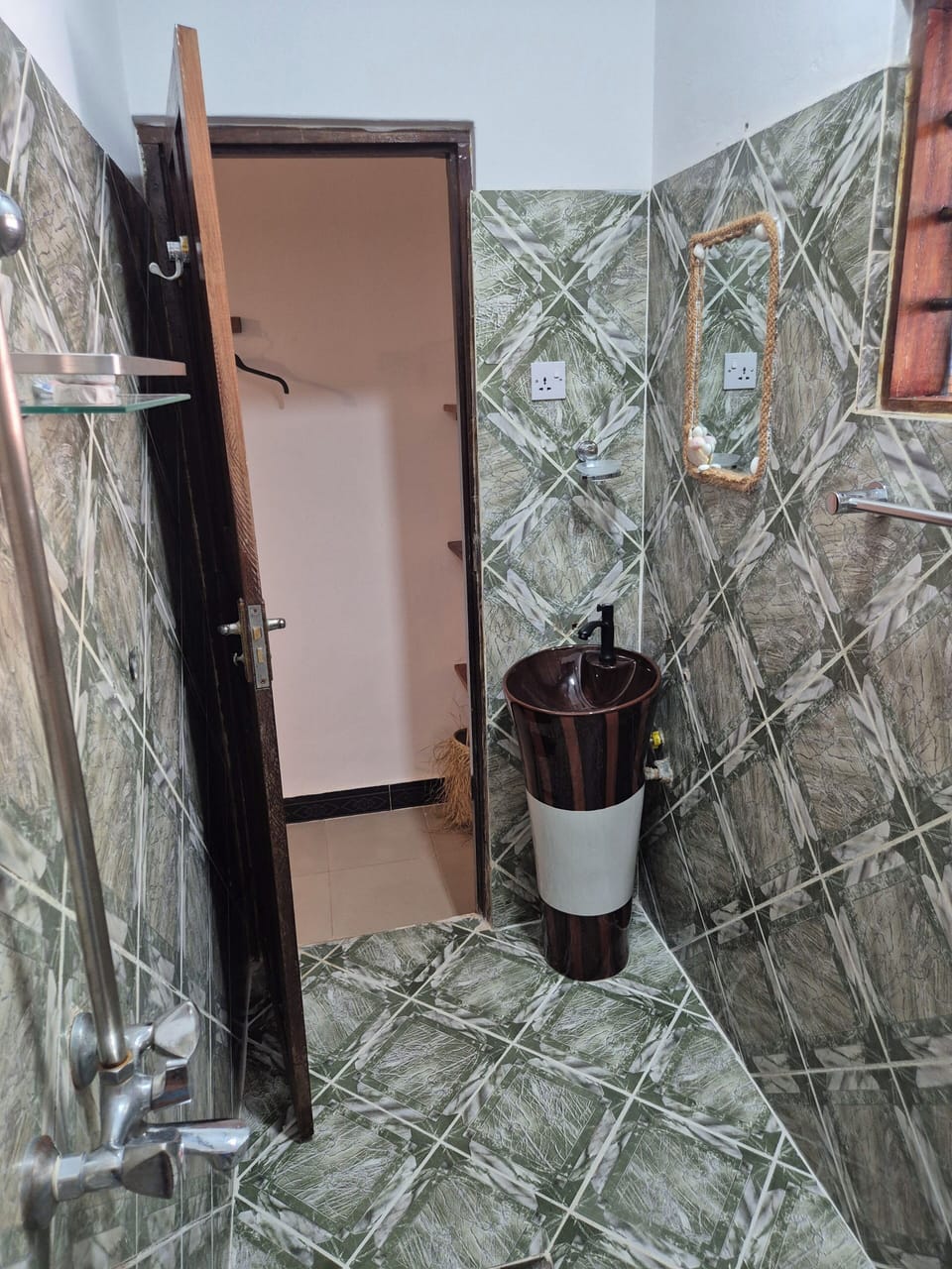 Classic Double or Twin Room, 1 Bedroom, Balcony, Garden View | Bathroom | Shower, rainfall showerhead, free toiletries, towels