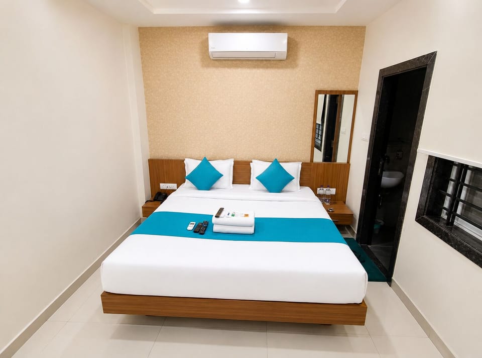 Deluxe Room | Desk, laptop workspace, WiFi (free), bed sheets