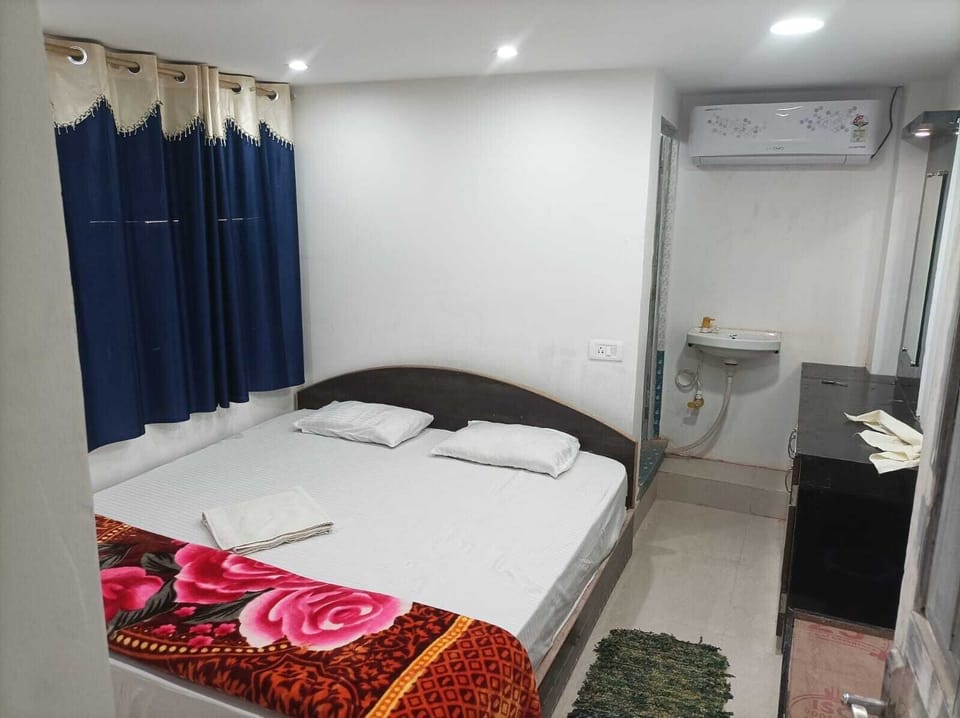 Desk, laptop workspace, iron/ironing board, free WiFi