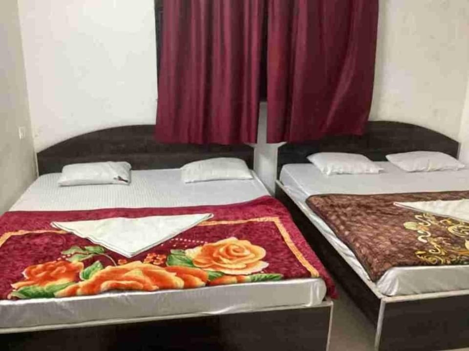 Desk, laptop workspace, iron/ironing board, free WiFi