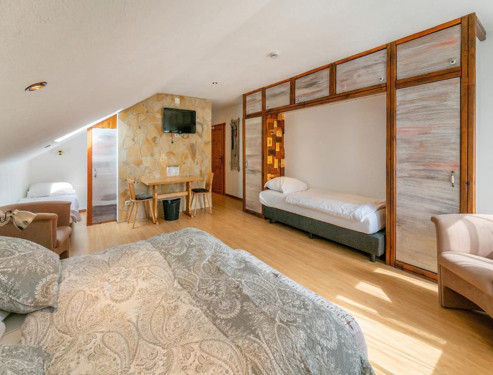 Family Room | Hypo-allergenic bedding, individually decorated, individually furnished