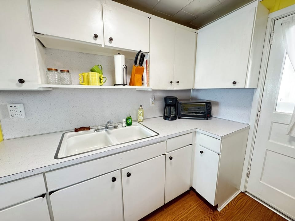 Cheery Equipped Kitchen, Coffee Maker & Toaster Oven, Too!
