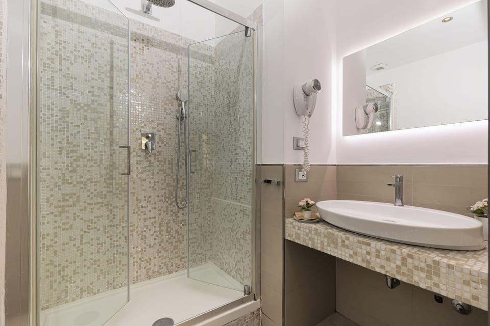Deluxe Double Room, City View | Bathroom | Shower, hair dryer, bidet, towels