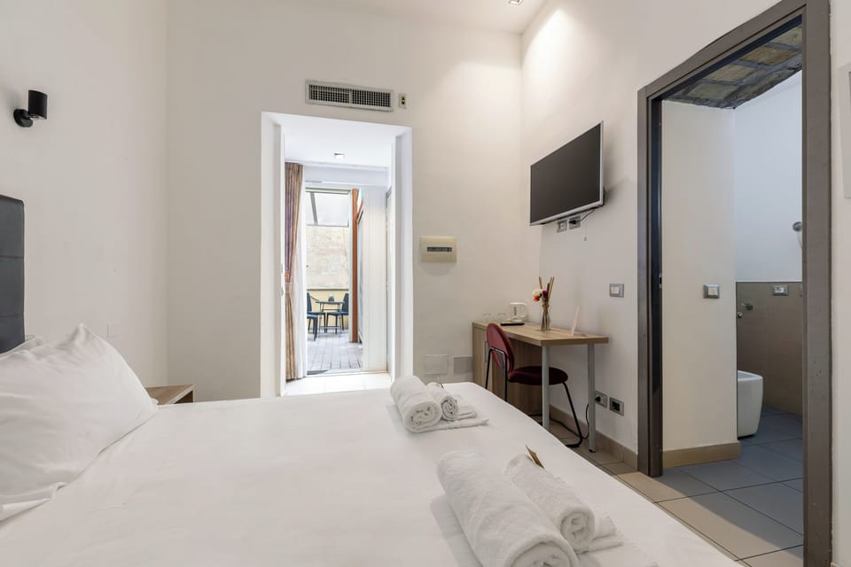 Comfort Triple Room | Desk, soundproofing, iron/ironing board, free WiFi