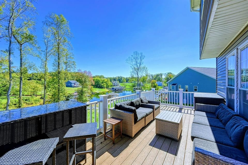 Deck Bar - Comfortable seating, easy reach to a built-in bar, the lake stretched out in front of you.