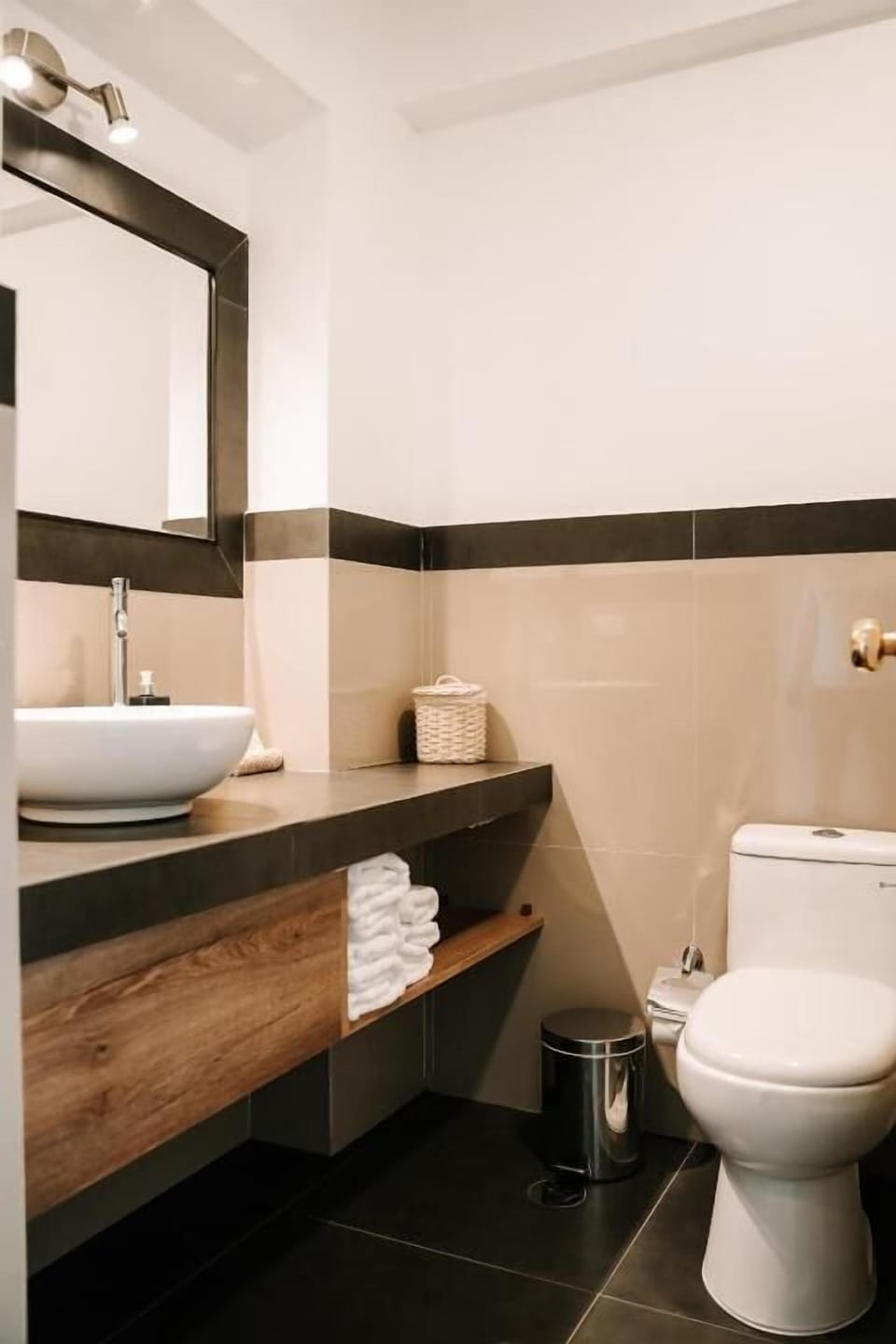 Superior Double Room | Bathroom | Shower, hair dryer, towels, soap