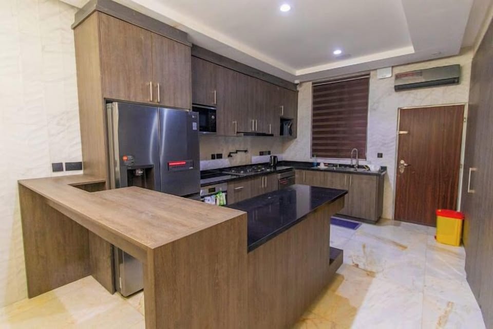 Deluxe Apartment, Balcony, City View | Private kitchen | Fridge, microwave, oven, stovetop