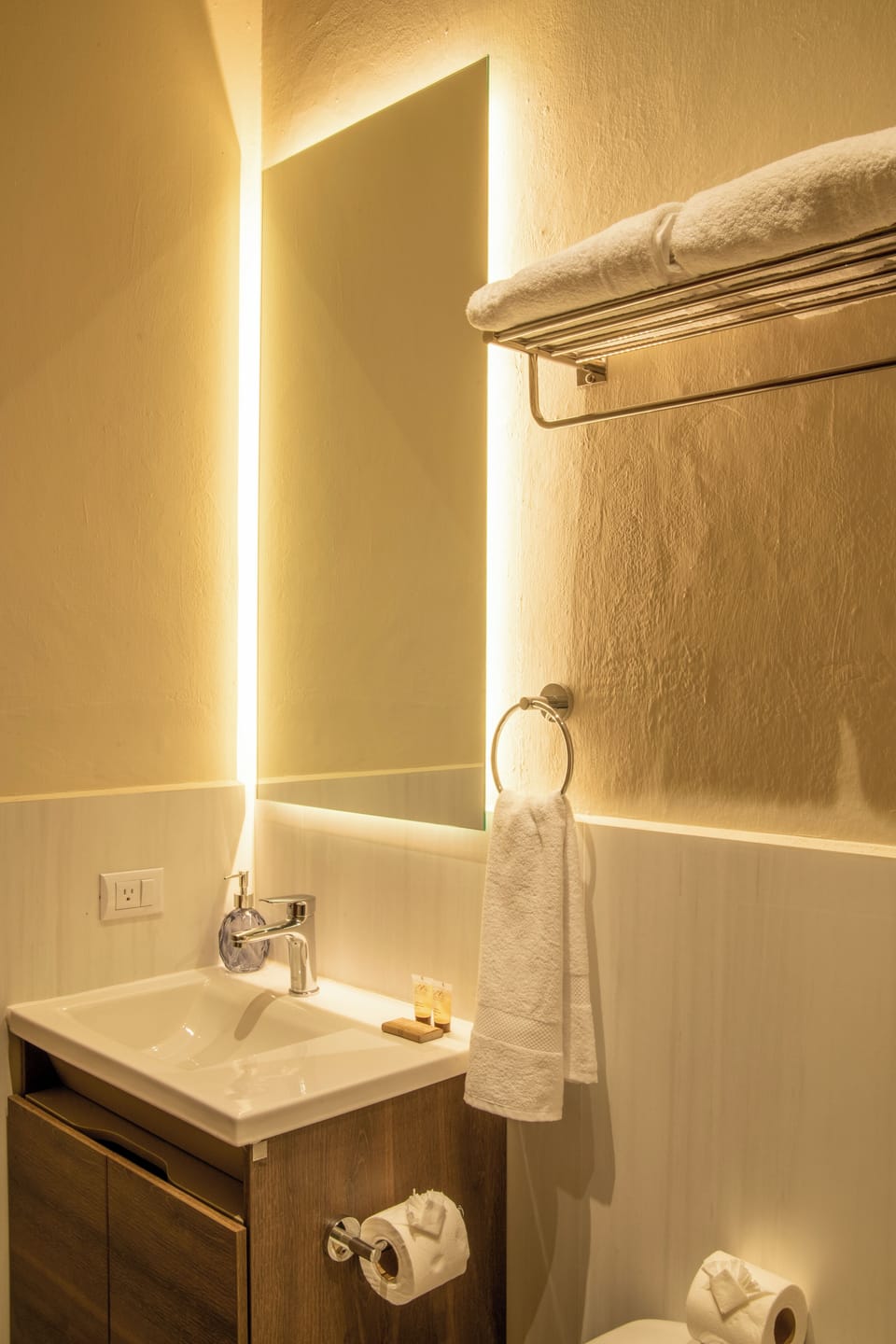Standard Triple Room | Bathroom | Shower, towels, soap, shampoo
