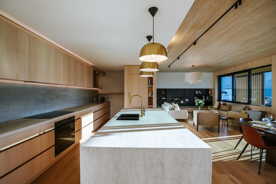 Full-size fridge, microwave, oven, stovetop