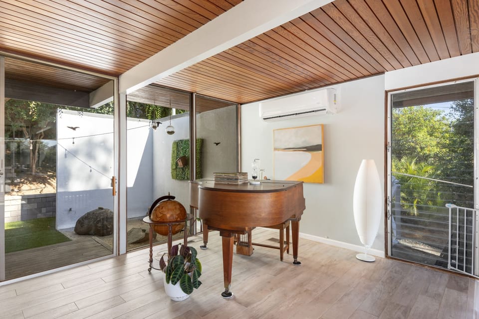 House | 3 bedrooms, desk