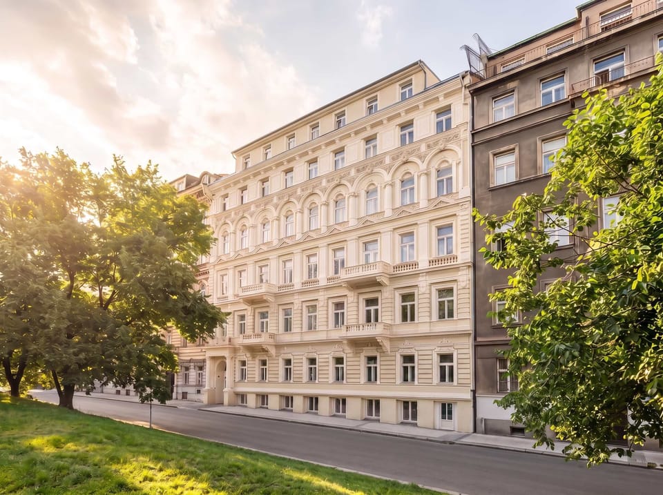 The street and building where is your apartment located