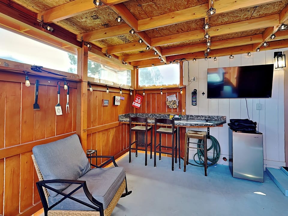 Condo (3 Bedrooms) | Property amenity