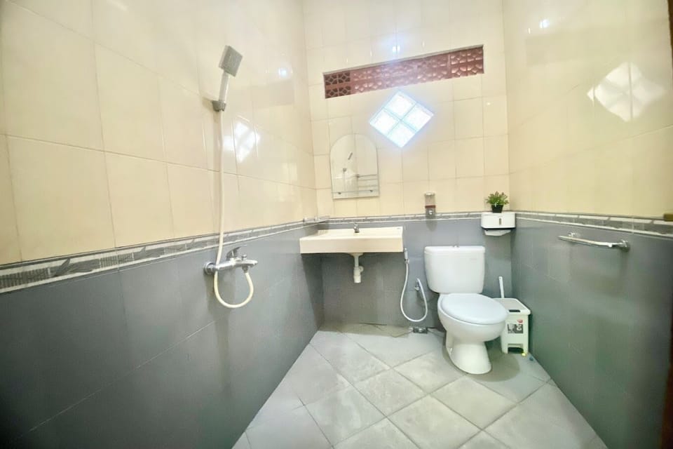 Shower, soap, shampoo, toilet paper