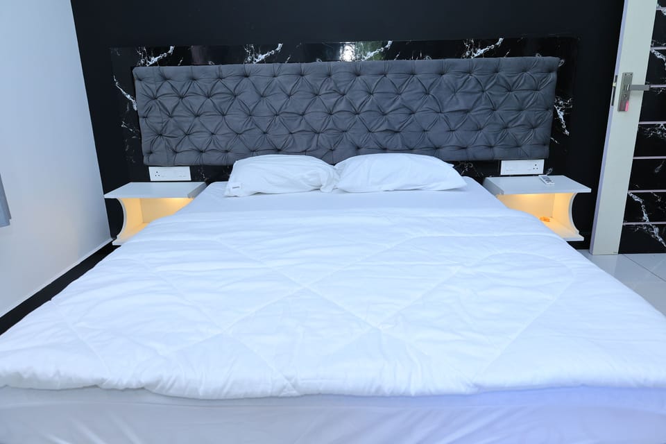 Deluxe Double Room, Courtyard View | Desk, laptop workspace, WiFi (free)