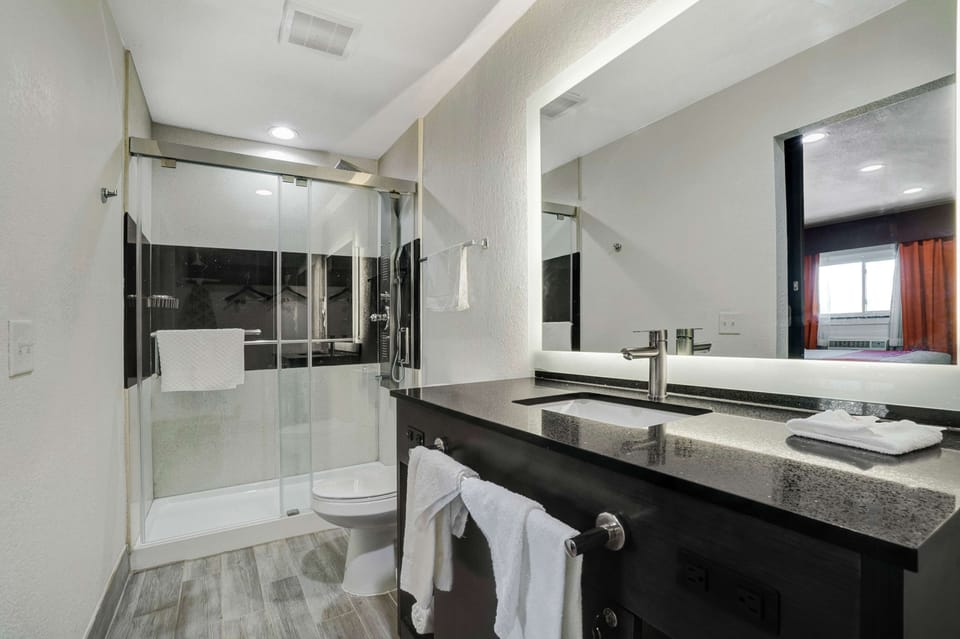 Combined shower/tub, towels