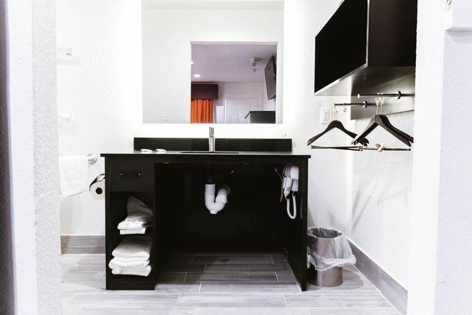 Combined shower/tub, towels