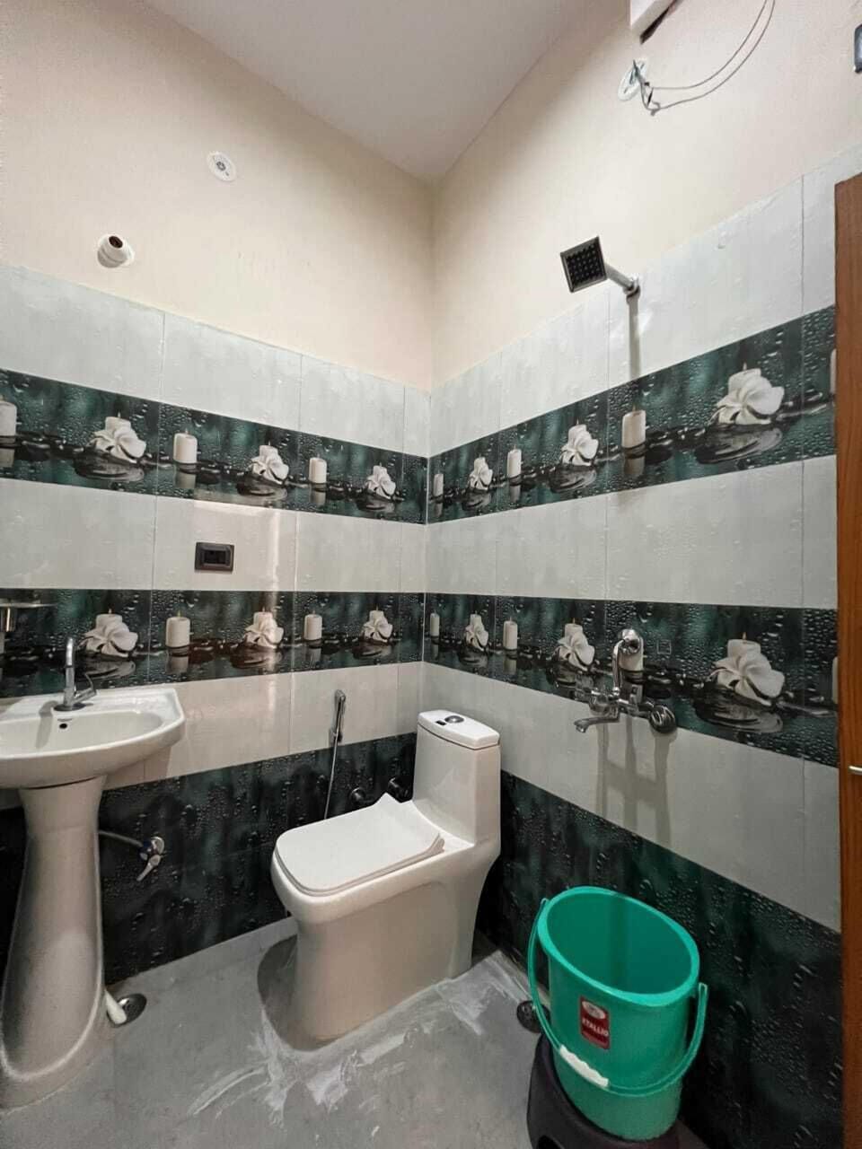 Deluxe Room, Balcony, Mountain View | Bathroom | Shower, free toiletries, slippers, towels