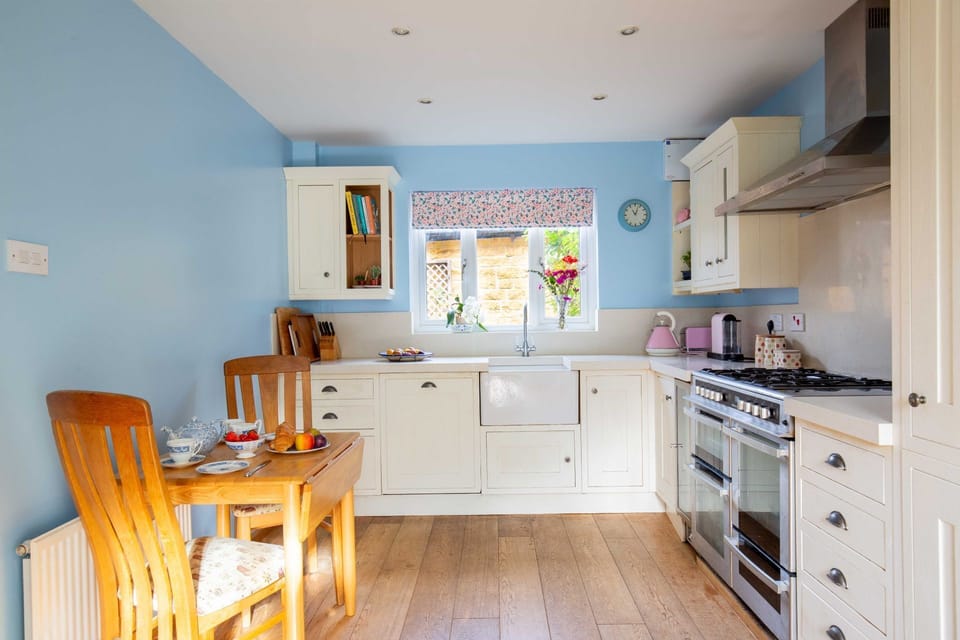 Kingsley House Kitchen - StayCotswold