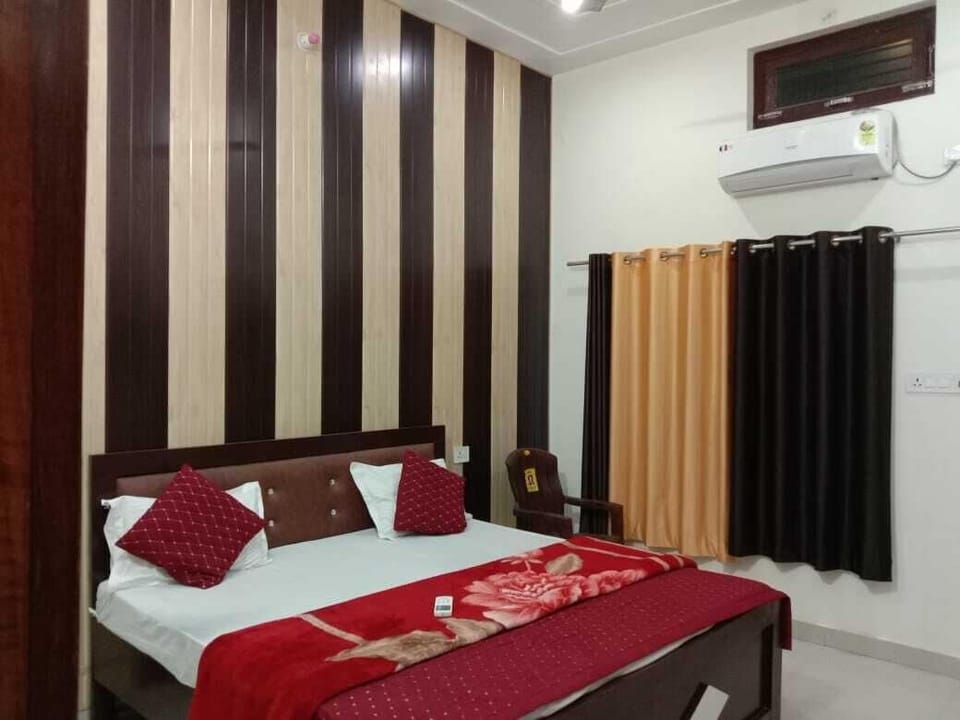 Basic Quadruple Room | Laptop workspace, free WiFi
