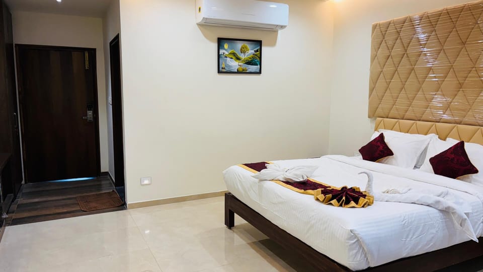 Luxury Suite | Desk, soundproofing, free WiFi, bed sheets