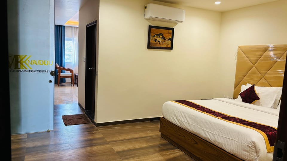 Presidential Suite | Desk, soundproofing, free WiFi, bed sheets