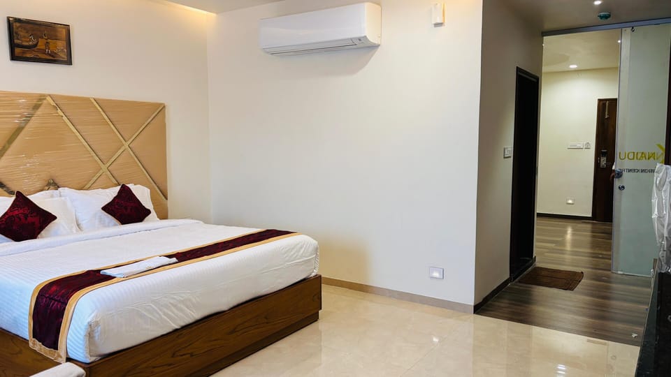Family Suite | Bathroom | Shower, hair dryer, towels, soap