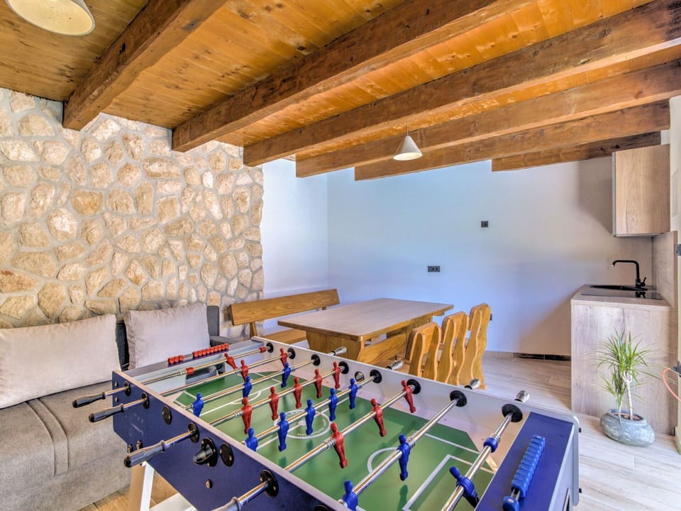 Wood, Interior Design, Building, Architecture, Floor, Flooring, Leisure, Hardwood, Indoor Games And Sports, Recreation Room
