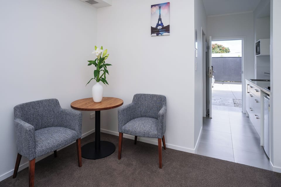 Deluxe Studio, Park View | In-room dining