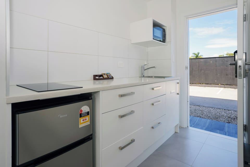 Deluxe Studio, Park View | Private kitchen | Fridge, microwave, stovetop, toaster