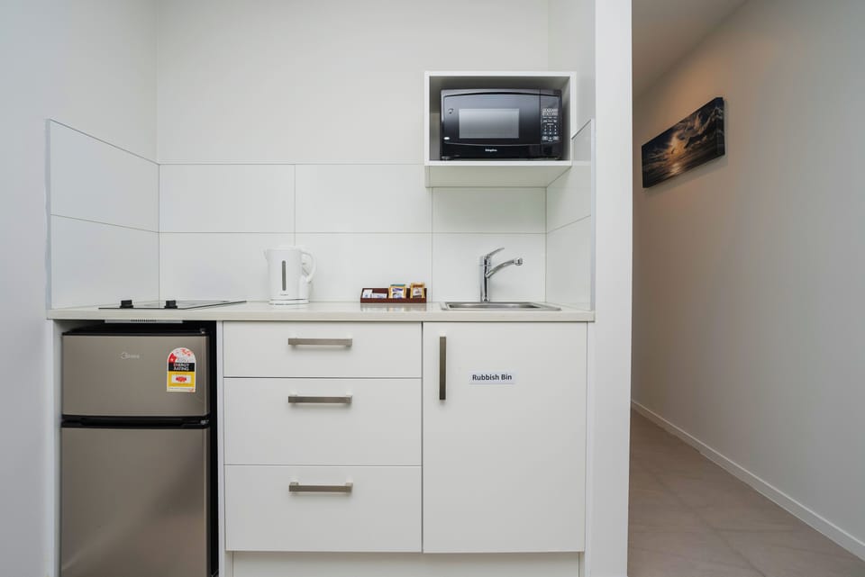 Standard Studio, Park View | Private kitchen | Fridge, microwave, stovetop, toaster