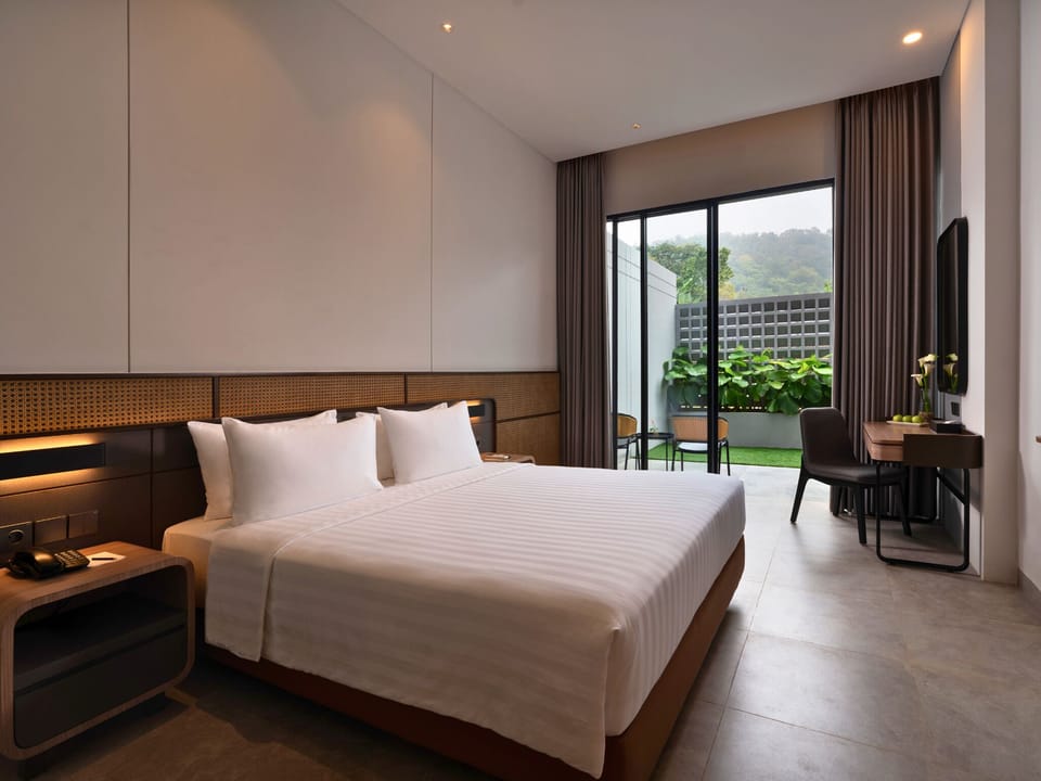 Superior Terrace Garden Queen | Minibar, desk, WiFi (free), bed sheets
