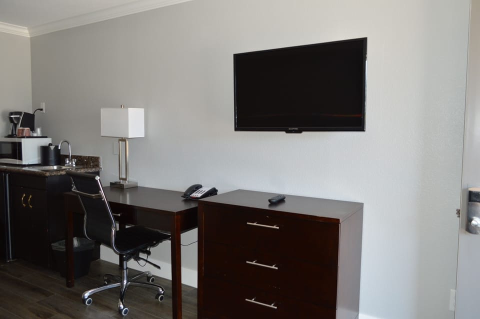 Premium Suite, 1 King Bed, Non Smoking, Jetted Tub | Living area