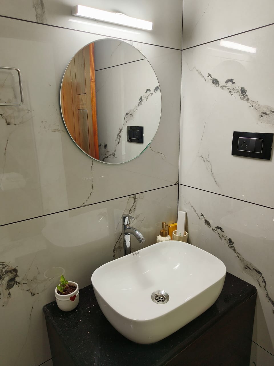 Deluxe Room, Balcony | Bathroom | Shower, towels, soap, shampoo