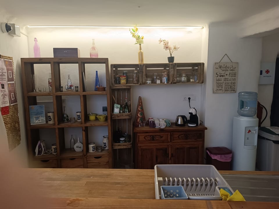 Full-size fridge, microwave, stovetop, dishwasher