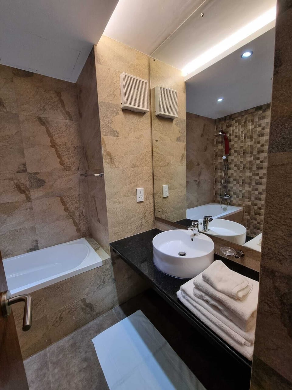 Deluxe Double Room, Balcony | Laptop workspace, free WiFi
