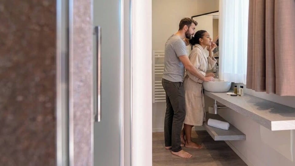 Camera Doppia Superior con balcone e doccia a vista | Bathroom | Shower, hair dryer, towels, soap